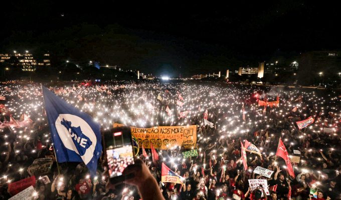 Apoiadores de Lula ocupam ruas de capitais e cidades de todo o Brasil neste domingo (18)