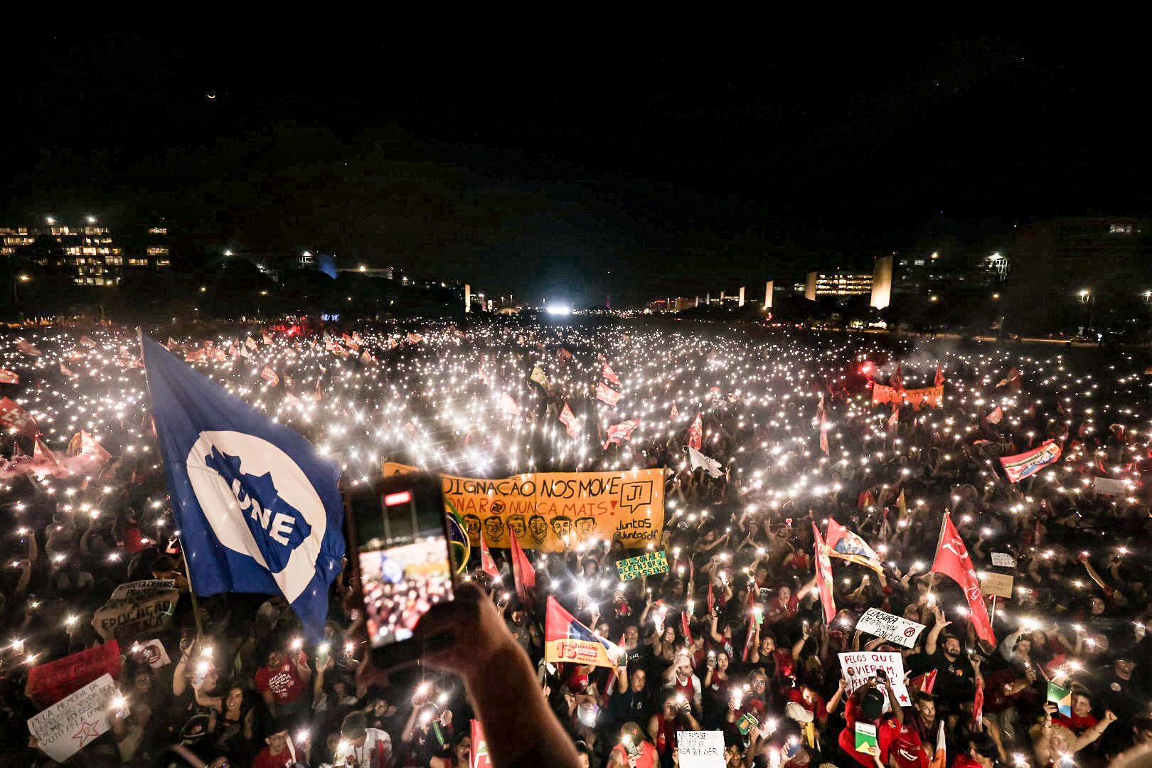 Apoiadores de Lula ocupam ruas de capitais e cidades de todo o Brasil neste domingo (18)