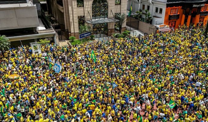 Campanha de Flávio Bolsonaro realiza manifestação na Paulista