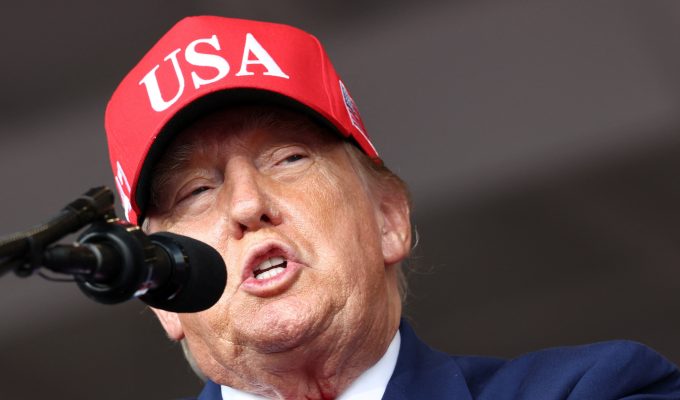 Trump diz que a França ‘está em chamas’ e ‘destruída’ pela imigração