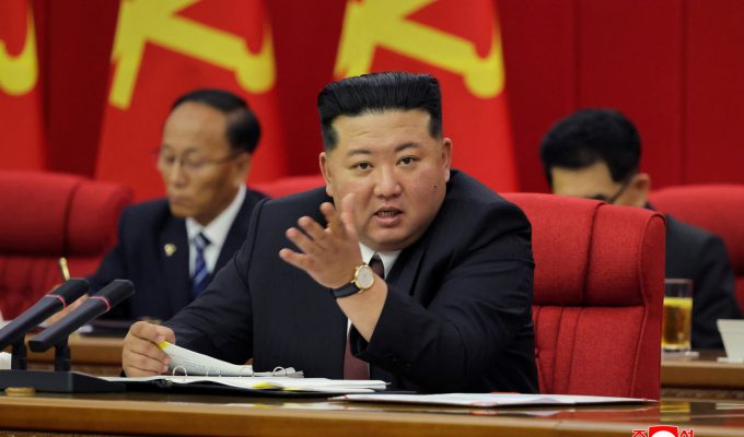 Iate com piscina de 50 metros e toboáguas: imagens de satélite revelam o centro de lazer secreto de Kim Jong Un