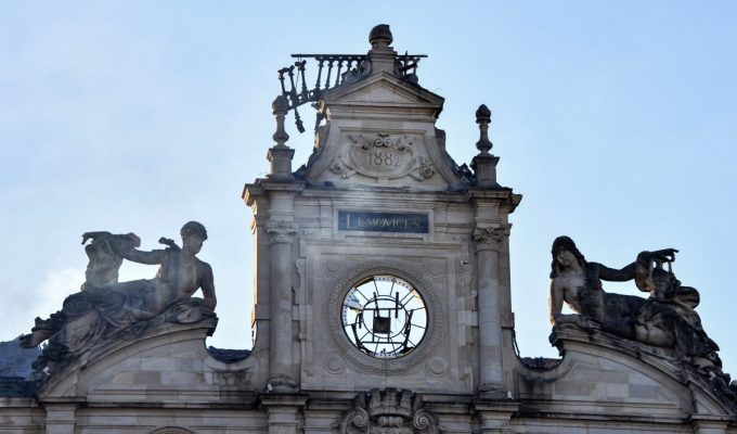 Prédio que sobreviveu a 2 guerras mundiais é destruído em protestos na França