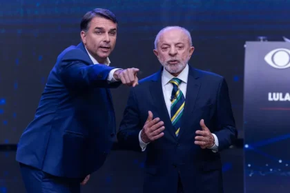 No debate, Flávio adota estratégia de se posicionar e fazer negações ao fundo de falas de Lula, que se irrita