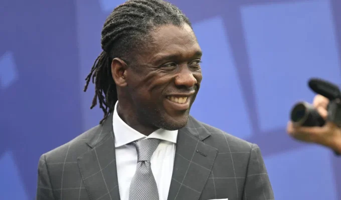 Clarence Seedorf, a distância, procura dar nova cara ao aflito time do Corinthians