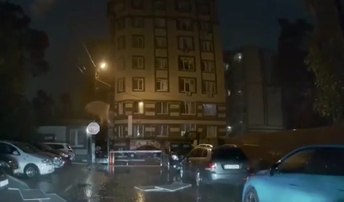 Ataque russo atinge prédio residencial na Ucrânia; VÍDEO mostra janelas explodindo