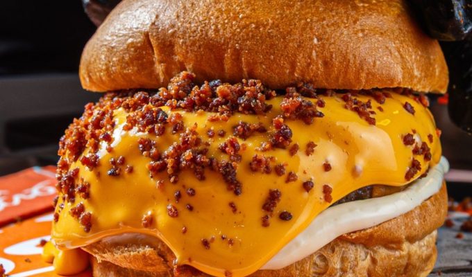 Rede de hamburguerias de Santos conquista 3º lugar em prêmio nacional e tem chapeiro campeão