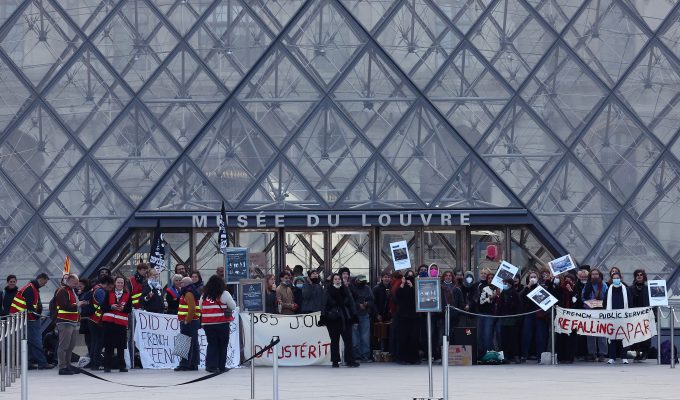 Paris e outras cidades na França decretam toque de recolher em meio a onda de protestos que já dura um mês