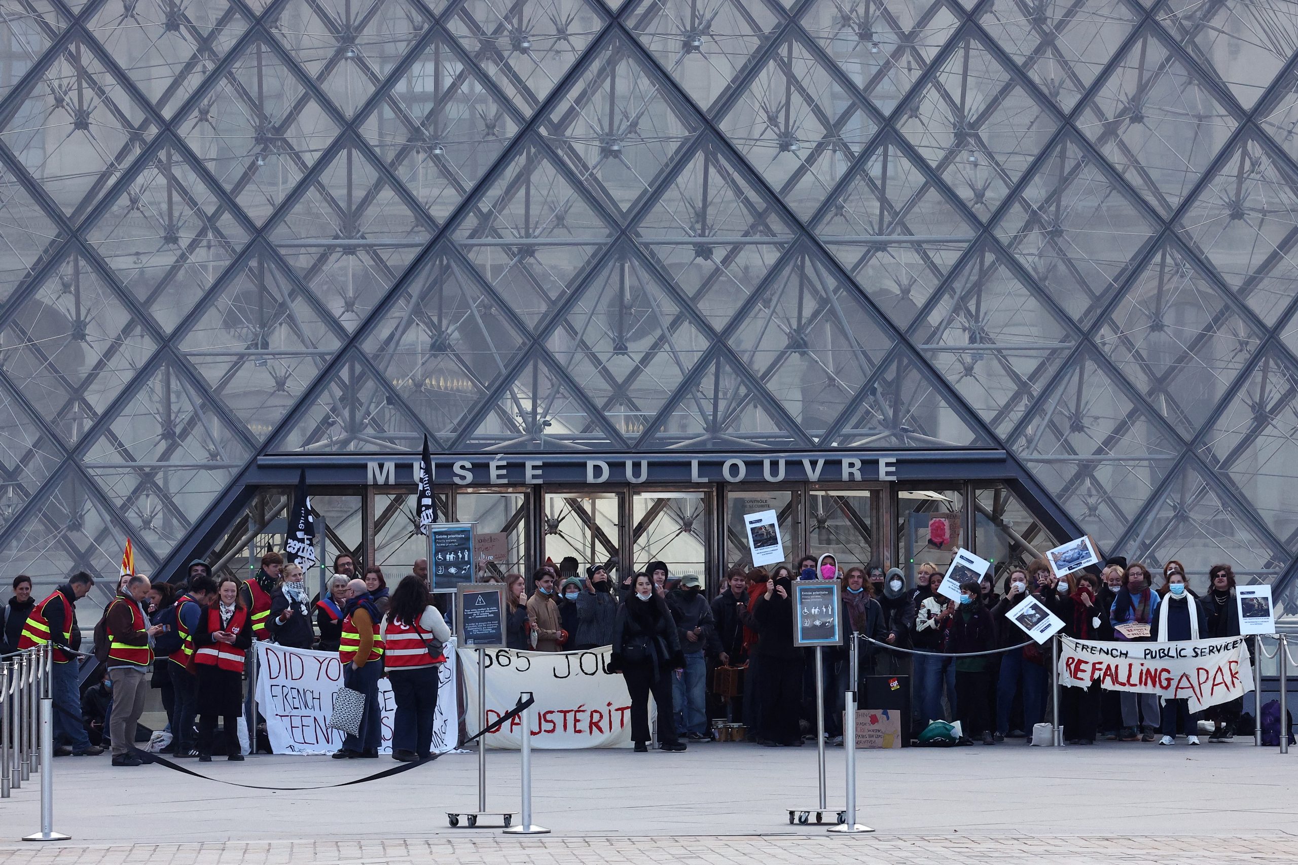 Paris e outras cidades na França decretam toque de recolher em meio a onda de protestos que já dura um mês