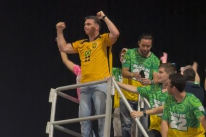 Em Manaus, Flávio Bolsonaro promete ajudar no combate às queimadas e na proteção da Amazônia se for eleito