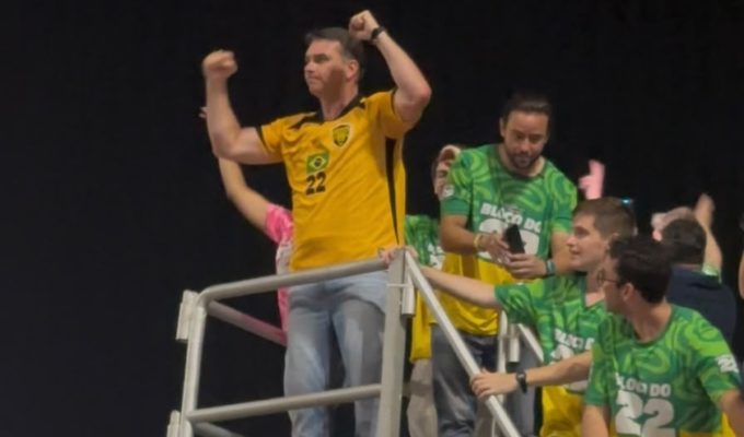 Em Manaus, Flávio Bolsonaro promete ajudar no combate às queimadas e na proteção da Amazônia se for eleito