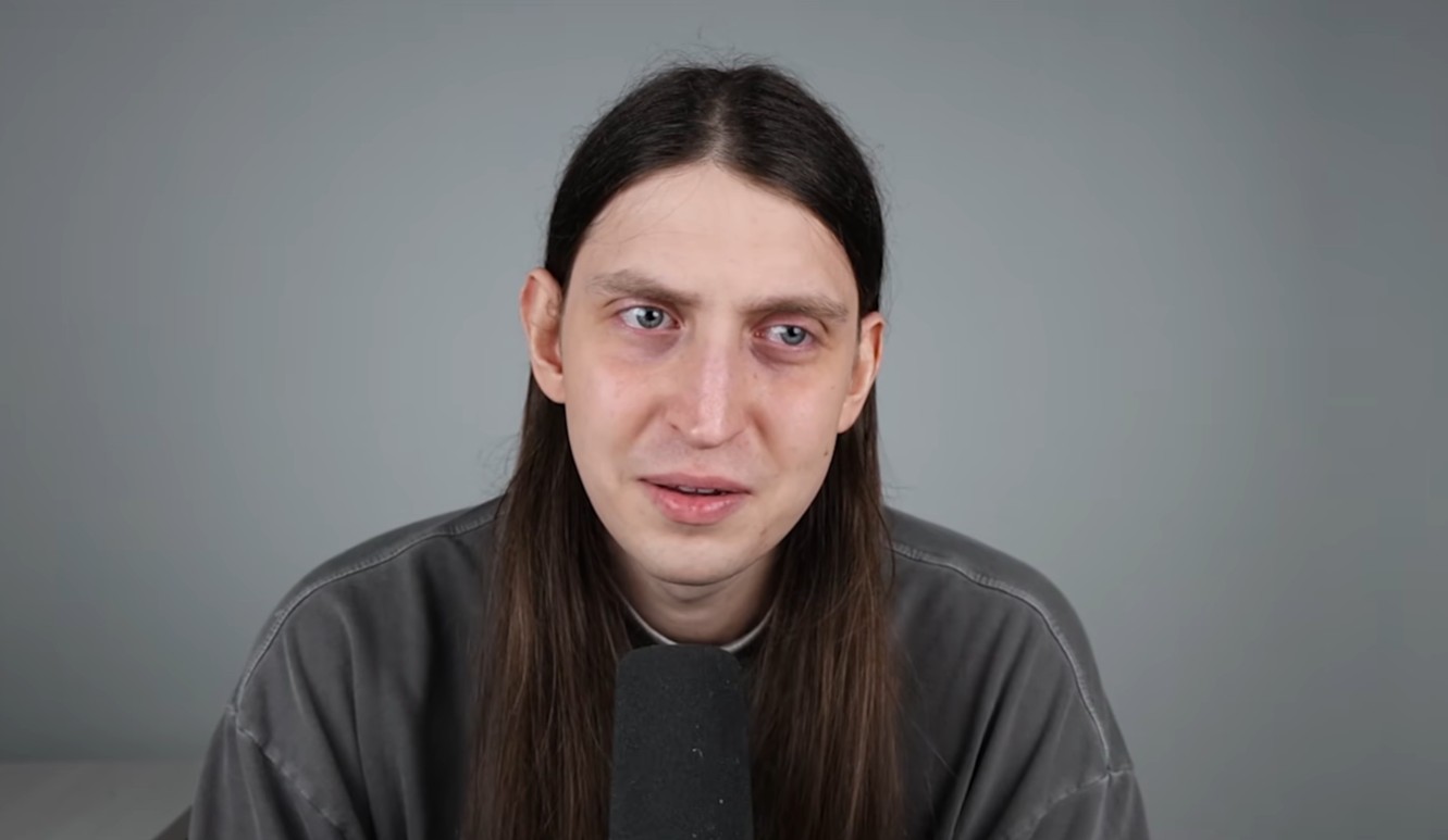 Felca volta ao YouTube um ano após vídeo sobre adultização e fala sobre bullying e fobia social