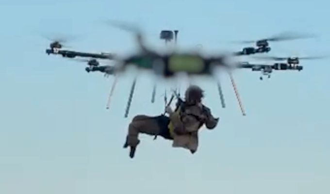 Exército ucraniano faz salvamento inédito de soldado ferido com drone