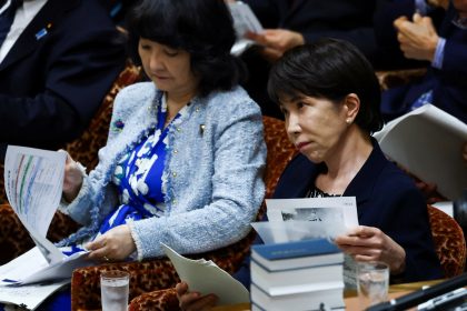 Premiê do Japão é criticada após dizer que maquiagem e tarefas domésticas a afastam do Parlamento