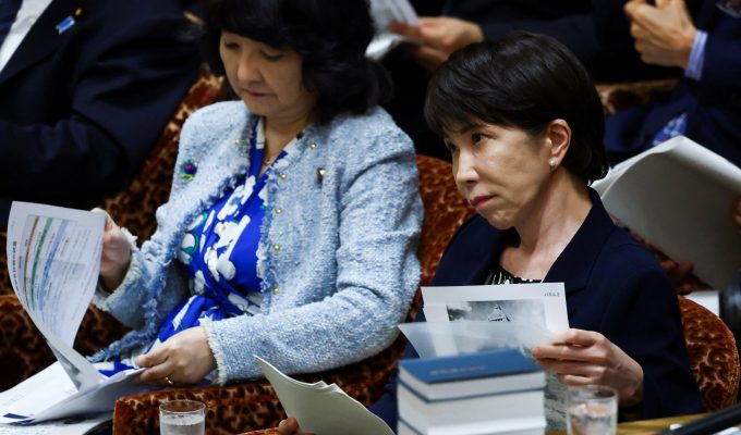 Premiê do Japão é criticada após dizer que maquiagem e tarefas domésticas a afastam do Parlamento