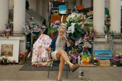 O sem-teto que vive na entrada de uma megamansão abandonada em Londres