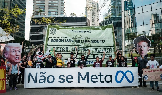 “Meta, tire a mão da nossa eleição”: movimentos protestam contra big tech em São Paulo