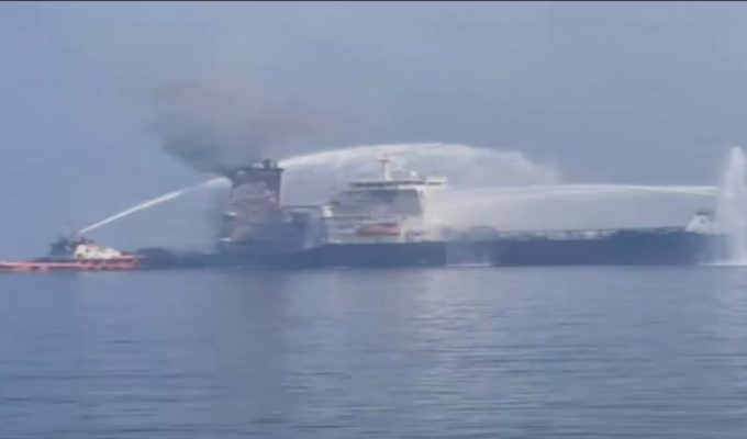 Petroleiro pega fogo no Estreito de Ormuz após atingir mina, diz Irã