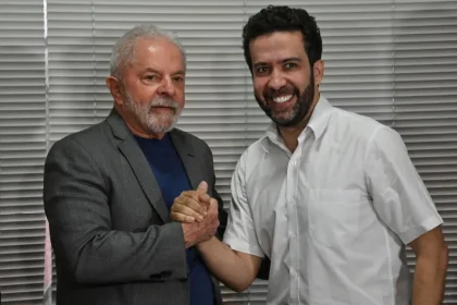 Janones sai do hospital, compara Lula a Messi e diz que petista não precisa usar redes sociais