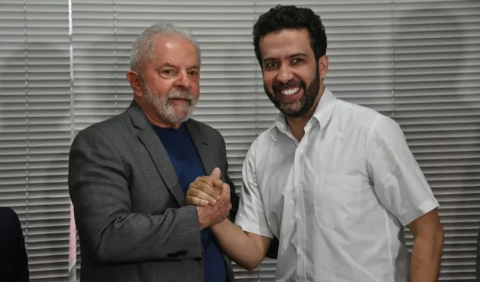 Janones sai do hospital, compara Lula a Messi e diz que petista não precisa usar redes sociais