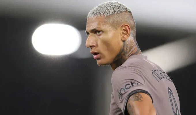 Em meio a polêmica com Flávio Bolsonaro, Richarlison vive indefinição na Inglaterra