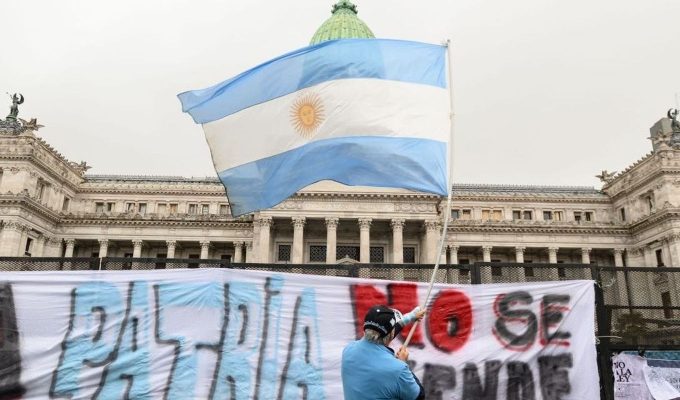 Milei lança plano para demitir 21 mil servidores na Argentina