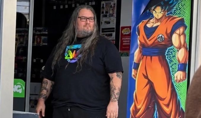 Protestos na França: VÍDEO mostra loja de games sendo saqueada após vendedor levar ‘voadora’ nas costas
