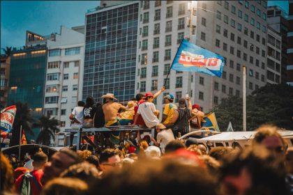 Caetano, Djavan e artistas reúnem multidão em ato pela democracia em Copacabana