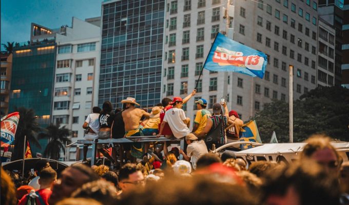 Caetano, Djavan e artistas reúnem multidão em ato pela democracia em Copacabana