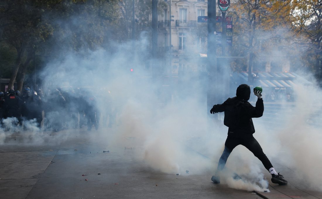França decreta toque de recolher em bairros de Paris pela segunda noite consecutiva