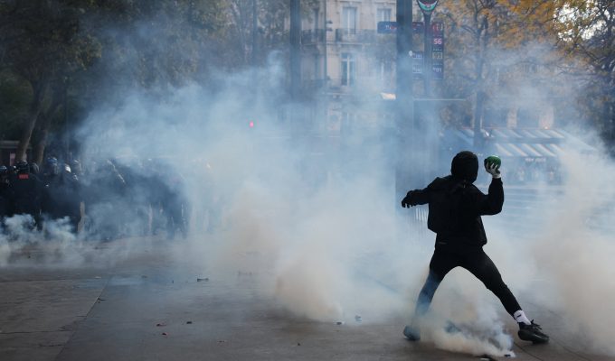 França decreta toque de recolher em bairros de Paris pela segunda noite consecutiva