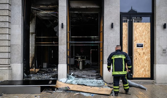 Anúncios suspeitos inundam app de revenda após onda de saques durante protestos na França