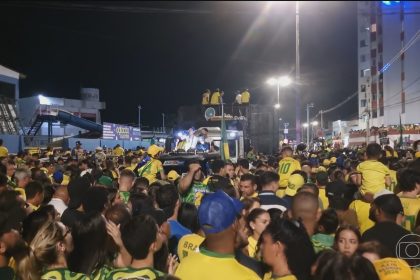 Flávio Bolsonaro, candidato do PL à Presidência, se reúne com cantores sertanejos em Goiás