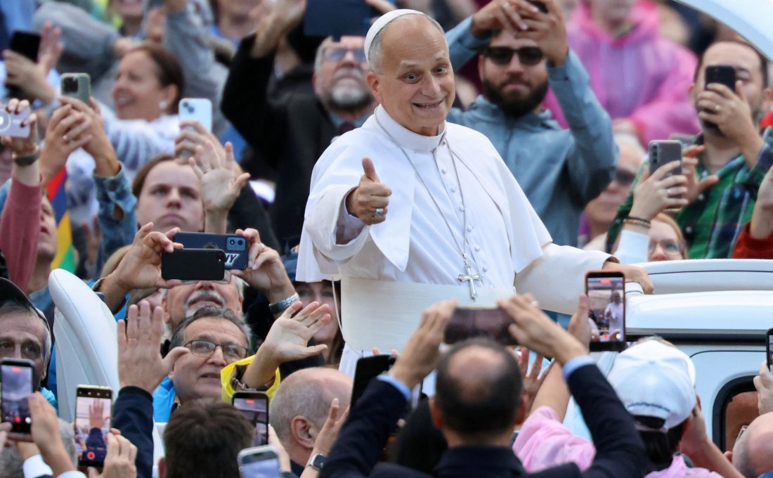 Papa Leão XIV passeia de papamóvel e é ovacionado em 1ª audiência no Vaticano após cirurgia para retirada de câncer