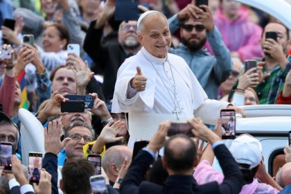 Papa Leão XIV passeia de papamóvel e é ovacionado em 1ª audiência no Vaticano após cirurgia para retirada de câncer