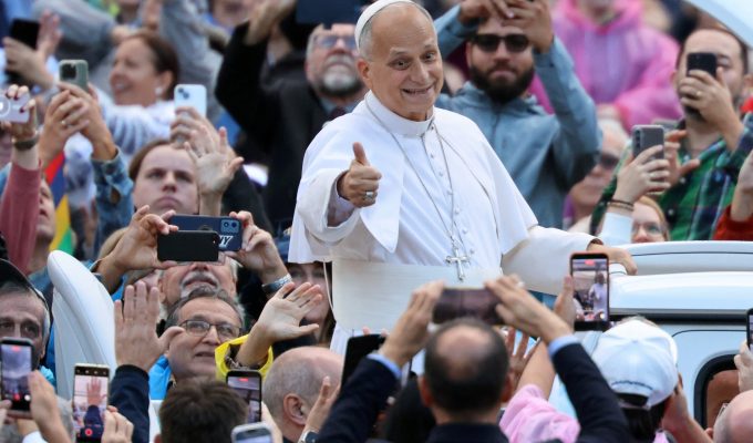 Papa Leão XIV passeia de papamóvel e é ovacionado em 1ª audiência no Vaticano após cirurgia para retirada de câncer