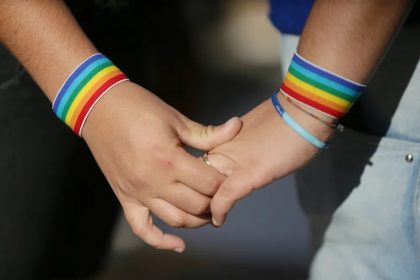 Casamento homoafetivo pode estar em risco em eventual governo Flávio Bolsonaro, alertam pesquisadores