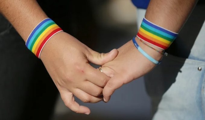 Casamento homoafetivo pode estar em risco em eventual governo Flávio Bolsonaro, alertam pesquisadores