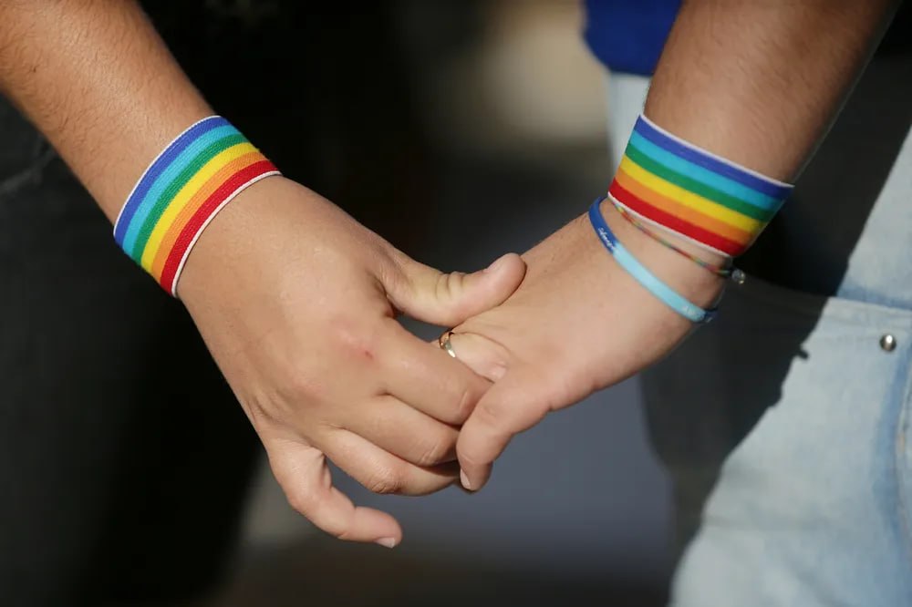 Casamento homoafetivo pode estar em risco em eventual governo Flávio Bolsonaro, alertam pesquisadores