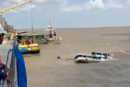 VÍDEO: Barco naufraga em Santarém e passageiros são resgatados do rio