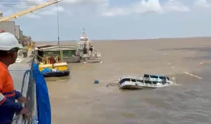 VÍDEO: Barco naufraga em Santarém e passageiros são resgatados do rio