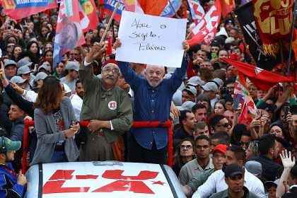 Lula autoriza abertura de sigilos dele e da família no TSE e desafia Flávio a fazer o mesmo