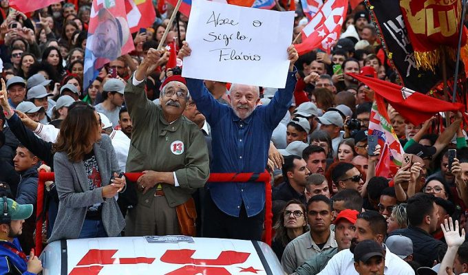 Lula autoriza abertura de sigilos dele e da família no TSE e desafia Flávio a fazer o mesmo