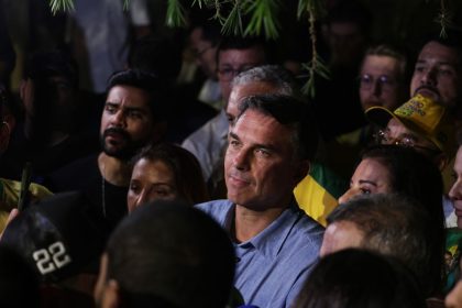 Flávio Bolsonaro impõe condições para liberar sigilos