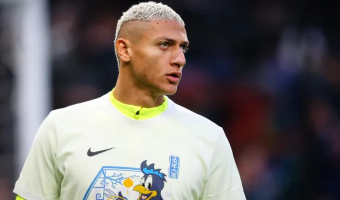 Richarlison apresenta documentos de compra de propriedade em disputa com Flávio Bolsonaro