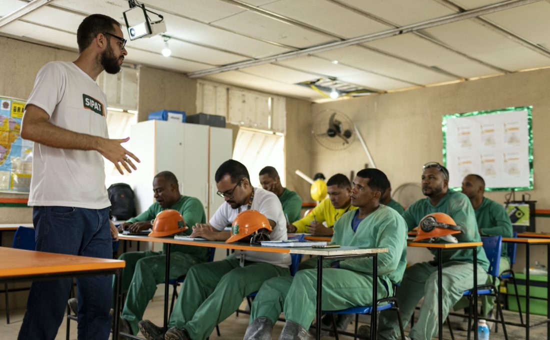 Educação no canteiro de obras ou no shopping: empresas do PR oferecem aulas durante o expediente para trabalhadores concluírem estudos