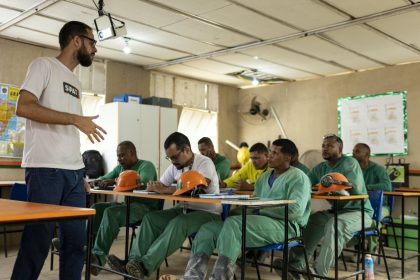 Educação no canteiro de obras ou no shopping: empresas do PR oferecem aulas durante o expediente para trabalhadores concluírem estudos