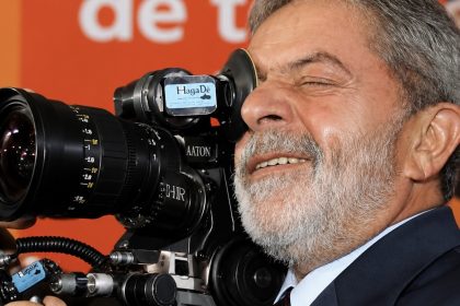 Ato em apoio a Lula reúne profissionais do cinema na Cinelândia, no Rio, nesta quinta (22)