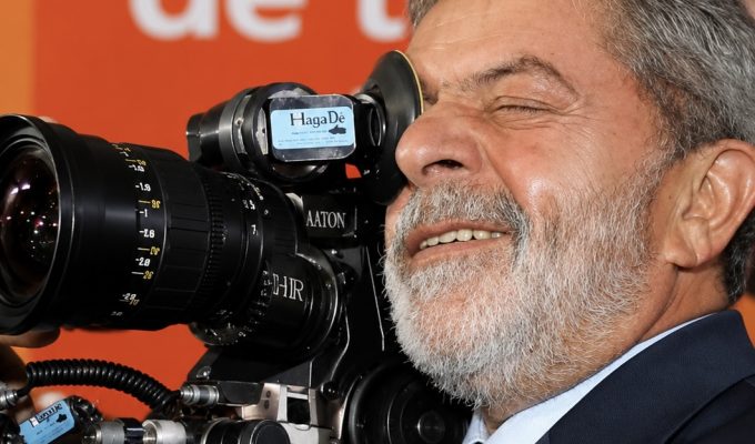 Ato em apoio a Lula reúne profissionais do cinema na Cinelândia, no Rio, nesta quinta (22)