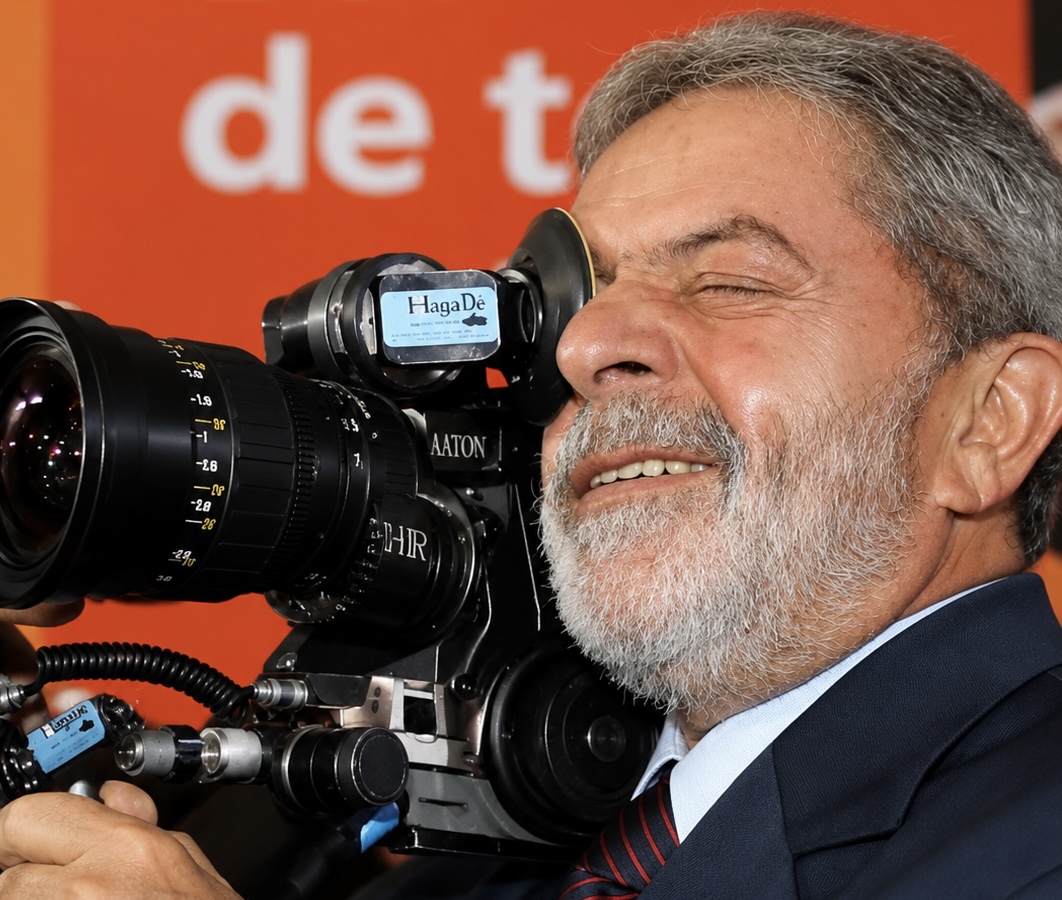 Ato em apoio a Lula reúne profissionais do cinema na Cinelândia, no Rio, nesta quinta (22)
