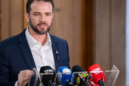 Previsão de superávit no Orçamento de 2027 está mantida, diz Durigan
